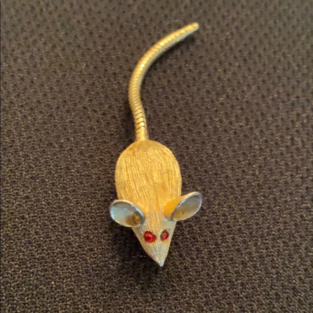 Vintage gold tone small mouse pin brooch w/red eye